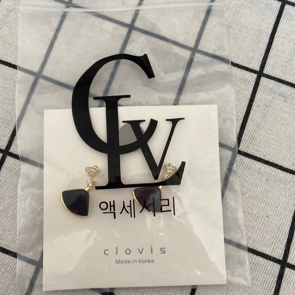 Brand New Korea Clovis earrings